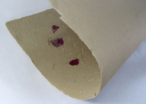 Draps de jardin 100% fibres de chanvre avec pétales de fleurs et herbe hachée fine, mouchetés, 80 GSM, couleur naturelle - Product Image 2