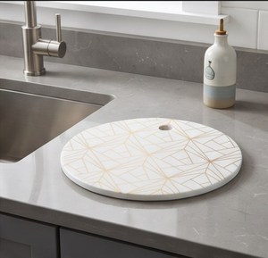 Planche à découper ronde minimaliste blanche imprimée avec motif géométrique doré et poignée avec trou de suspension - Product Image 6