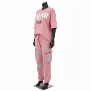 Ensemble t-shirt et pantalon cargo en molleton de coton premium 320 GSM pour femme, rose poudré, avec empiècement réfléchissant, impression sérigraphique et logo brodé. - Product Image 4