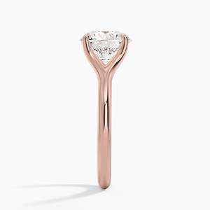 Bague de fiançailles solitaire en moissanite ronde de luxe en or rose - Product Image 6