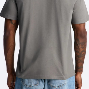 Camiseta de Manga Corta para Hombre, Estilo Urbano Minimalista, Color Gris Humo, con Logotipo Personalizado en el Pecho, Premium, Casual, Corte Relajado, para Uso Diario - Product Image 3
