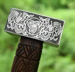 STEEL CRAFT INTERNATIONAL Martillo de Techo Vikingo de Acero al Carbono Hecho a Mano, con Mango de Nogal Tallado a Mano, 1 Año de Garantía - Product Image 3