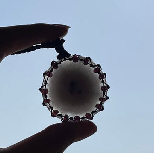 สร้อยคอควอตซ์พลังงานแสงอาทิตย์ทำมือ ประดับคริสตัลสีชมพู ลูกปัดมาคราเม่ จี้ห้อยปรับได้ สายสีดำ สไตล์โบโฮ เครื่องประดับบำบัดรักษา - Product Image 2