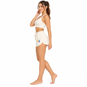 La construcción flexible y la textura suave le dan a los pantalones cortos para mujer una sensación cómoda para programas de ropa deportiva y prendas modernas. - Product Image 2
