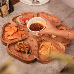 Plateau de service de luxe en bois en forme de fleur avec compartiments et bol central en métal blanc pour snacks, fruits secs et noix à la maison - Product Image 6