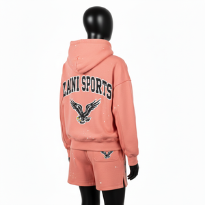 ชุดเซ็ตฮู้ดดี้และกางเกงขาสั้นผ้าฝ้ายฟลีซพรีเมียมสำหรับผู้หญิง 320 GSM สีชมพูคอรัล ทรงโอเวอร์ไซส์ พิมพ์ลายโลโก้นกอินทรีแบบพัฟ ปรับแต่งได้ - Product Image 5