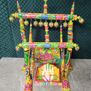 Decoración artesanal de madera Laddu Gopal Jhula para Janmastami con diseño floral colorido y campanas colgantes - Product Image 1