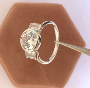 Anillo de compromiso de oro blanco de 10K con circonita cúbica de corte esmeralda en bisel y circonita cúbica de corte redondo solitario, anillo de tres piedras de oro macizo, regalo para esposa - Product Image 3