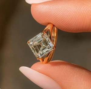 Anillo de Compromiso, Boda o Aniversario de Lujo con Moissanita Corte Asscher de 4 Quilates, Plata 925, Solitario de Tallo Dividido - Product Image 1