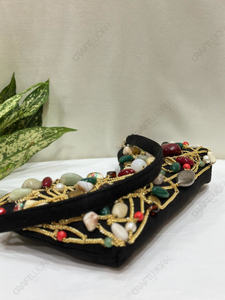 Sac à main noir en forme de croissant avec chaîne dorée et ornements en pierres mélangées – Accessoire de soirée élégant à porter à l'épaule - Product Image 4