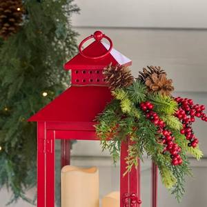 Farol Navideño Moderno de Metal Rojo con Velas LED sin Llama, Decoración con Piñas y Bayas, Farol Decorativo de Navidad para Exhibición en Exteriores - Product Image 6