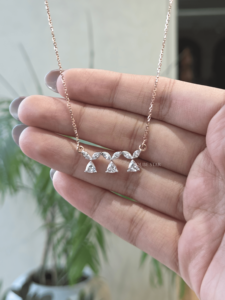 Collar de Diamantes con Corte de Pera de 1.00ct, Certificado IGI, Cultivado en Laboratorio, Oro de 14k, Diseño de Triple Gota, Engaste de Puntas, para Mujer, Boda, Lujo - Product Image 3