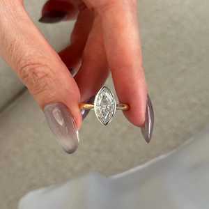 Bague solitaire en diamant de laboratoire Marquise E VVS2 de 2 carats, sertie de saphirs, bague de fiançailles conique, certifiée IGI - Product Image 4