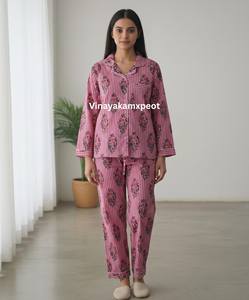 Ensemble de pyjama élégant en coton pur à imprimé floral rose rayé, respirant et à séchage rapide pour femmes, vêtements de nuit artisanaux - Product Image 6
