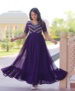 Magnifique tenue de mariage indienne et pakistanaise, richement brodée de sequins et de fils multiples, Salwar Kameez Anarkali effet fleuri. - Product Image 1