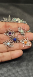 Connecteur pendentif trèfle en laiton plaqué argent avec breloque en pierres précieuses mélangées et cristaux pour la fabrication de bijoux DIY - Product Image 4