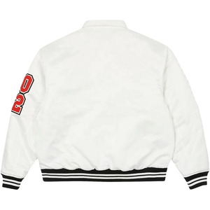 Chaqueta Varsity Personalizada San Antonio Plateada y Negra Satinada con Logotipo Bordado, Chaqueta Bomber para Hombre, Venta al Por Mayor, Ropa Deportiva OEM, Ropa Urbana - Product Image 4
