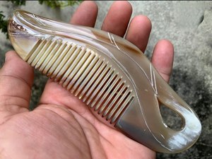 Peine de cuerno natural de estilo clásico con dientes largos, peine para el cuidado del cabello y peine elegante para regalo de cumpleaños, decoración del hogar al mejor precio - Product Image 4