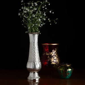 Florero Decorativo Plateado, Florero de Metal Grabado a Mano, Elegante Centro de Mesa para Sala de Estar o Comedor - Product Image 1