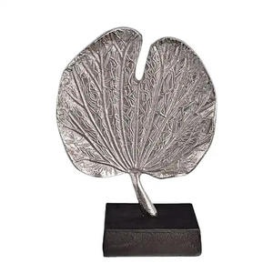 Escultura de Aluminio en Forma de Asta de Ciervo en Venta, con Base Negra y Acabado Dorado, para Decoración de Escritorio y Mesa de Oficina - Product Image 3