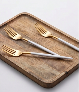 Fourchette à tête dorée avec manche en résine blanche – Couverts élégants et raffinés, parfaits pour la table à manger, les essentiels de cuisine et les cadeaux - Product Image 3