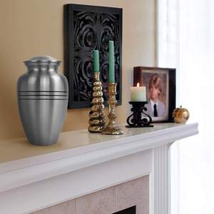 Urne funéraire magnifique et sobre en aluminium argenté avec finition mate polie pour cendres humaines - Product Image 2