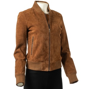 Veste en cuir élégante pour femmes, veste courte tendance de style motard, coupe ajustée, vêtements d'extérieur modernes pour l'hiver - Product Image 5