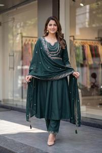 Conjunto Premium de Kurti, Pantalón y Dupatta de Seda Romana con Bordado Codificado, 3 Piezas - Product Image 6