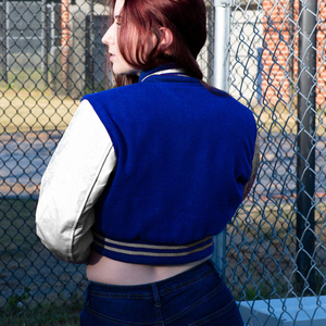 Chaqueta Corta Estilo Universitaria para Mujer, Color Azul Rey con Letras Blancas, Chaqueta Bomber con Mangas de Cuero Sintético, Ropa Exterior Informal, Moda Femenina - Product Image 6