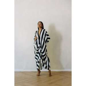 Caftán hecho a mano de alta calidad con rayas blancas y negras que se convierte en varios estilos, lo que lo convierte en un prenda esencial perfecta. - Product Image 1