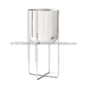 Jardinières décoratives pour table Mini pot de fleurs en métal facile à déplacer Bureau ou table Autre jardinière de style américain en vente - Product Image 2