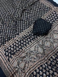 Sari en crêpe de soie imprimé Ajarakh avec broderie miroir, Sari traditionnel en crêpe de soie imprimé Ajarakh - Product Image 2
