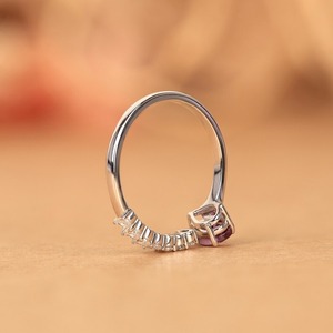 แหวนเพชรทรงรีและทรงกลมสามแถว ประดับเพชรแล็บโกรว์ บนตัวเรือนทองคำแท้ 14K แหวนหมั้นดีไซน์โดดเด่น ทันสมัย สง่างาม - Product Image 4
