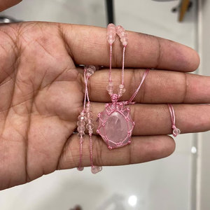 Pendentif en macramé rose classique fait main en quartz rose avec sertissage clos, taille princesse, vente en gros - Product Image 2