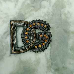 Badge de luxe DG en lettres brodées – Patch logo brodé main en fil doré Zari avec perles pour vêtements et accessoires - Product Image 2