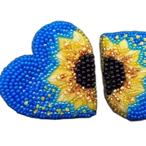 Pendientes Colgantes Bordados con Diseño Tribal Azteca Abstracto, en Forma de Corazón, para Fiestas y Eventos - Product Image 1