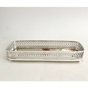 Elegante Bandeja de Servicio de Metal Pulido con Bordes Perforados y Patas de Garra para Uso Residencial - Product Image 6