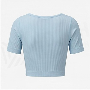 Haut court côtelé à manches courtes et col rond bleu clair uni North Approach pour femme – Vêtement de yoga et de sport - Product Image 2