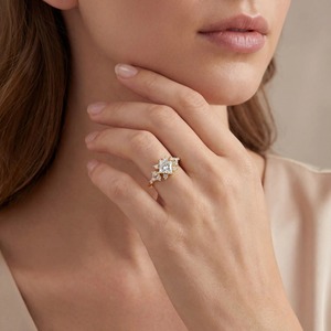 Anillo de Compromiso Clásico con Diamantes Cultivados en Laboratorio, Corte Princesa, Diseño Floral, Oro Amarillo de 14K, Peso Total de Diamantes de 1.50 CT - Product Image 5