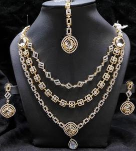 Impresionante conjunto de collar chapado en oro afgano con piedras rectangulares de rubí y esmeralda con detalles de cristal blanco. - Product Image 6