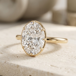 Bague solitaire RaaMaa hybride en or jaune 14 carats avec diamant ovale flottant, monture fine et sertissage griffe, contour minimaliste - Product Image 2