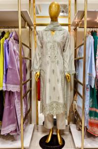 Ensemble brodé chikankari en coton premium de la collection Ssumaira avec un élégant travail de découpe. - Product Image 3