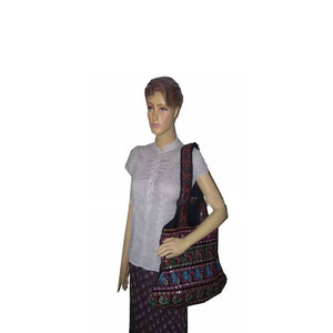 Sac à bandoulière en toile pour femmes, design ethnique indien, sac à main bohème traditionnel fait à la main, sac à main élégant et tendance pour les voyages - Product Image 1