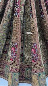 Robe de demoiselle d'honneur marron brodée avec lehenga, dupatta en organza, haut court à col en V, manches courtes, coupe trapèze, longueur ras du sol, modèle 3047 - Product Image 5