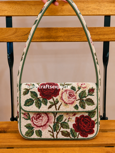 Sac à bandoulière portable de luxe fait main avec motif de roses perlées pour femmes |   Accessoires de sac à main artisanal à rabat orné de perles florales - Product Image 1
