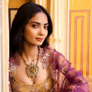 Elegantes Pendientes Gajaah 925 de Plata de Ley con Baño de Oro de Radhe Krishna para Mujer, Ideales para Bodas, Compromisos y Fiestas - Product Image 2