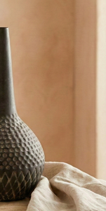 Vase à fleurs moderne et élégant en métal à col long, finition noire texturée à fossettes, centre de table décoratif, unité individuelle uniquement - Product Image 3