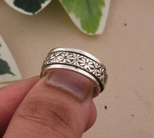Wholesale 925 Sterling <b>Silver</b> Bezel Setting Self Design Flower <b>Band</b> Ring Textured Floral Patterned <b>Wedding</b> Party <b>Bands</b> Women - Product Image 3