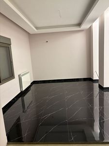 กระเบื้องพอร์ซเลนเคลือบเงาสีดำขนาด 60x120 ซม. ลายหินอ่อนดีไซน์เนอร์ สำหรับตลาดส่งออกระดับพรีเมียม สีดำเงาสูง - Product Image 6