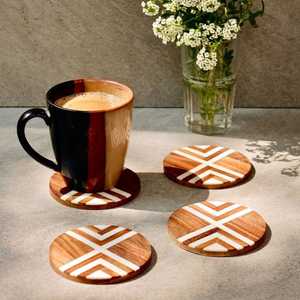 Sous-verres en bois de qualité supérieure, brodés à la main, de haute qualité, exportés d'Inde, ronds en acacia, pour décorer la table lors du thé et du café. - Product Image 1